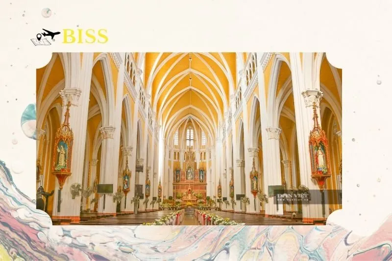 Bàn thờ chính – Tâm điểm linh thiêng của Vương Cung Thánh Đường Phú Nhai Nam Định