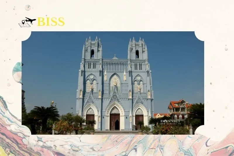 Tháp chuông đôi cao 44 mét – Biểu tượng uy nghi của nhà thờ